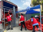 志愿者们统一采购生活物资，保证居民的生活不受影响。　竹西街道供图 - 江苏新闻网