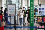 8月26日，南京禄口机场恢复国内航班运行，乘客有序进入机场。　泱波 摄 - 江苏新闻网