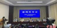 26日，江苏省扬州市相关部门解答了滞留该市外地人员安全有序离开扬州的流程。　崔佳明　摄 - 江苏新闻网
