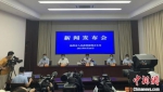 26日，江苏省扬州市相关部门解答了滞留该市外地人员安全有序离开扬州的流程。　崔佳明　摄 - 江苏新闻网