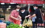8月29日，在江苏联谊农副产品批发市场，市民在选购新鲜蔬菜。　孟德龙 摄 - 江苏新闻网