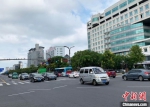 9月3日，扬州主城区封控小区迎“解封”，路上行人和行驶的社会车辆明显增多。　崔佳明 摄 - 江苏新闻网