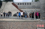 2020年9月18日，侵华日军南京大屠杀遇难同胞纪念馆内，防空警报声响起，民众肃立默哀。(资料图) 泱波 摄 - 江苏新闻网