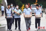 随着新冠肺炎疫情防控形势持续向好，南京市中学学生返校上课，校园内恢复了往日的热闹和青春活力。　泱波 摄 - 江苏新闻网