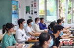 9月9日，南京市第二十七高级中学教室内，老师在给学生们上课。　泱波 摄 - 江苏新闻网