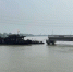 江苏扬州一桥梁被船队撞断。　徐珊珊　摄 - 江苏新闻网