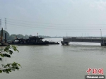 江苏扬州一桥梁被船队撞断。　徐珊珊　摄 - 江苏新闻网