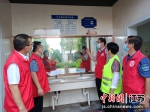 市文明巡访团观察员在胜利路编号5302公厕现场观看 - 江苏新闻网