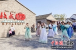 穿上节日盛装的农民载歌载舞庆祝丰收节。 孙祥 摄 - 江苏新闻网