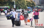 志愿者帮助新生搬运行李前往宿舍区。　泱波 摄 - 江苏新闻网