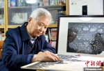 李训哲老人尽管已是耄耋之年，但是他依然坚持版画创作。　朱志庚 摄 - 江苏新闻网