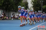 “轮滑娃娃”在有序地训练跑圈。　卢青　摄 - 江苏新闻网