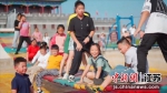 金沙湖夜荷，孩子们在网红桥玩耍。阜宁文旅局供图 - 江苏新闻网
