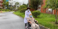 养老护理员是养老服务最重要的传递者、施行者。　江苏省民政厅供图 - 江苏新闻网