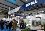 众多智能制造重量级企业携高精端产品前来参加2021首届中国(丰县)国际智能制造博览会。　朱志庚 摄 - 江苏新闻网