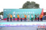 嘉宾们为比赛鸣笛。　泱波 摄 - 江苏新闻网