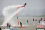 开赛仪式上表演“水上飞人”。　泱波 摄 - 江苏新闻网