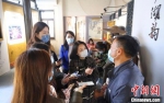 图为媒体团成员在沿湖村采访。　泱波 摄 - 江苏新闻网
