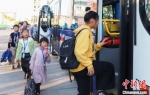 10月9日，学生乘坐“定制公交车”。　袁娜 摄 - 江苏新闻网