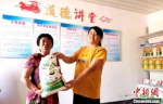 10月4日，村民到“美丽银行”兑换生活物品。　顾士刚 摄 - 江苏新闻网