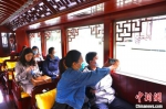 采风团成员乘坐画舫游览扬州瘦西湖。　泱波 摄 - 江苏新闻网