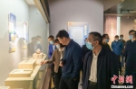 展览现场，参观者流连忘返。　扬州市文物考古研究所供图 - 江苏新闻网