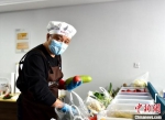 “阿姨妈妈”上门做饭服务平台食材分拣点工作人员正在根据网上订单精选食材。　朱志庚 摄 - 江苏新闻网