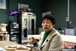 退休工人缪女士每天都要到社区美食中心吃饭。　朱志庚 摄 - 江苏新闻网
