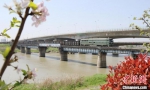一列货物列车通过宁芜铁路姑溪河大桥。　胡小东 摄 - 江苏新闻网