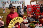 美食节吸引食客围观。　泱波 摄 - 江苏新闻网