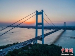 江阴素有“江尾海头”“锁航要塞”之称，图为江阴长江大桥。　江阴市委宣传部供图 - 江苏新闻网