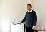 房村镇小学中心校校长刘军说，不仅给教师们配了两台洗衣机，还准备了洗衣粉、洗衣液。　朱志庚 摄 - 江苏新闻网