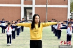 年轻教师李芳正在带领学生们上体育课。　朱志庚 摄 - 江苏新闻网