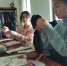 黄海宁和同学一道学习刺绣。　钟升　摄 - 江苏新闻网