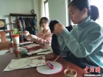 黄海宁和同学一道学习刺绣。　钟升　摄 - 江苏新闻网