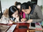 非遗传承人教导台湾青年刺绣技艺。　钟升 摄 - 江苏新闻网