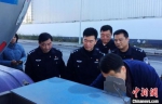 徐州车管所工作人员对市区“两客一危一货”企业组织安全检查。　徐州警方供图 - 江苏新闻网