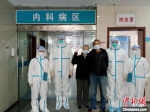 “黄码”医院内，医护人员与康复患者。　王燕 摄 - 江苏新闻网