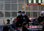 民警在徐州站候车室巡查。梁西征 摄 - 江苏新闻网