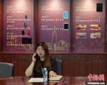 公司展墙上展示着玲琅满目的电子产品。　朱晓颖 摄 - 江苏新闻网