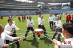 江苏省中老年趣味运动会上，选手参与“同心击鼓”趣味比赛。　泱波 摄 - 江苏新闻网