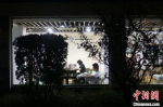在张家港市永联村的24小时图书馆内，村民们正秉灯夜读，充实自己的精神生活。　泱波 摄 - 江苏新闻网