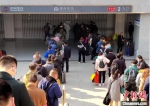 高铁徐州东站东出站口地铁入口处，准备检测核酸的旅客排起长龙。　朱志庚 摄 - 江苏新闻网