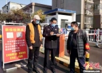 民警在社区防疫检查点对防疫工作进行检查。　徐州警方供图 - 江苏新闻网