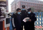 民警对重点区域开展疫情防控检查工作。　徐州警方供图 - 江苏新闻网