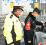 徐州东站派出所民警向司机宣传交通法规--郑惠丽摄影 - 江苏新闻网