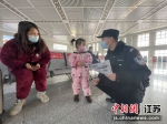 睢宁站派出所民警向旅客宣传乘车安全知识--蔺芮摄影 - 江苏新闻网