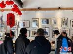 民众参观扬州老照片馆的“扬州评话影像实物展”。　崔佳明 摄 - 江苏新闻网