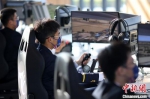 南京航空航天大学学生进行模拟飞行。　泱波 摄 - 江苏新闻网