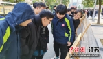 学生们参观交通安全宣传漫画。 臧超 摄 - 江苏新闻网